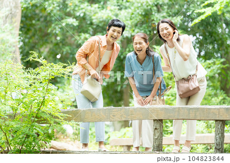 旅行　シニア女性　女子旅 104823844