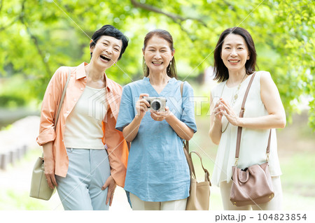 カメラを持つ笑顔のシニア女性 104823854