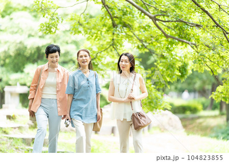 旅行を楽しむミドル女性 104823855