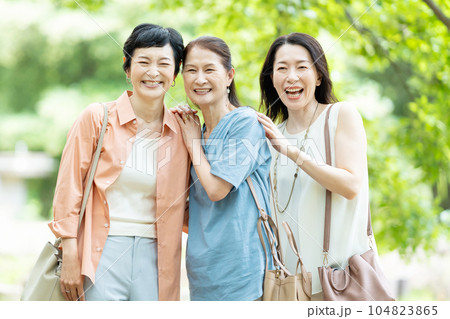 旅行をする女性 旅行をする女性 104823865