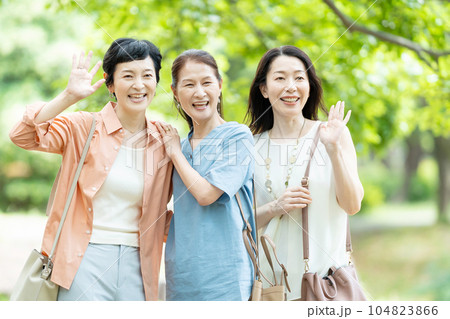 旅行をする女性 104823866