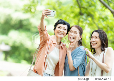 スマホで自撮りをするミドル女性 104823871