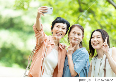 スマホで自撮りをするミドル女性 104823872