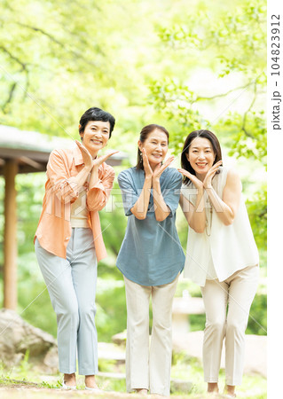 旅行　ミドル女性　女子旅 104823912