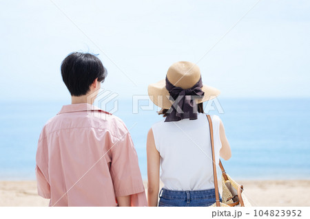 カップル 海 カップル 海 104823952