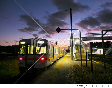 下麻生駅に停車中の普通列車　JR高山本線　12月 104824084
