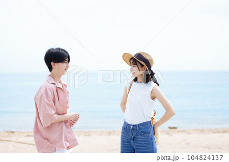 カップル 海 カップル 海 104824137