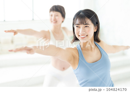 ヨガをする若い女性 104824170