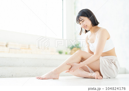 脚のスキンケアをする女性 104824176