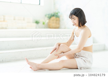 脚のスキンケアをする女性 脚のスキンケアをする女性 104824179