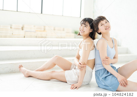 若い女性　ビューティー　2人 104824182