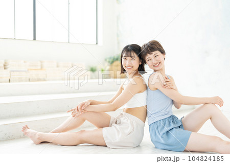 若い女性　ビューティー　2人 104824185