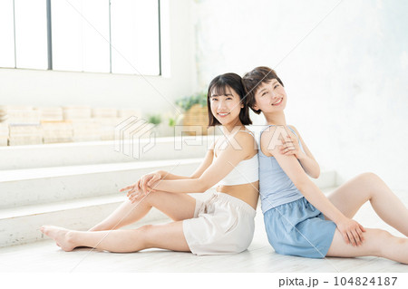 若い女性 ビューティー 2人 若い女性 ビューティー 2人 104824187