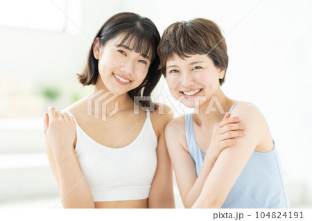 若い女性 ビューティー 2人 若い女性 ビューティー 2人 104824191