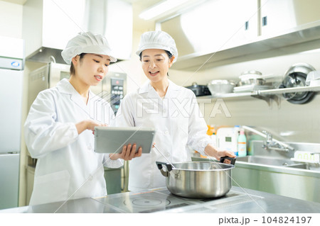 調理師の女性　厨房 104824197