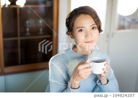コーヒーを飲む女性 コーヒーを飲む女性 104824207