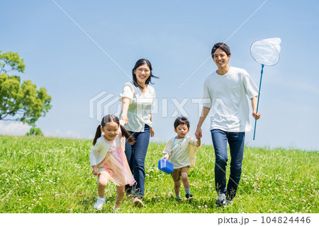 家族　青空　ファミリーイメージ 104824446