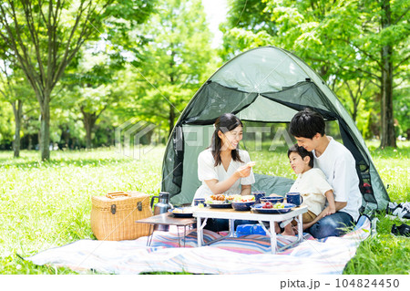 キャンプ　親子　食事 104824450