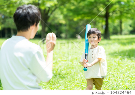 公園でボール遊びをする親子 104824464