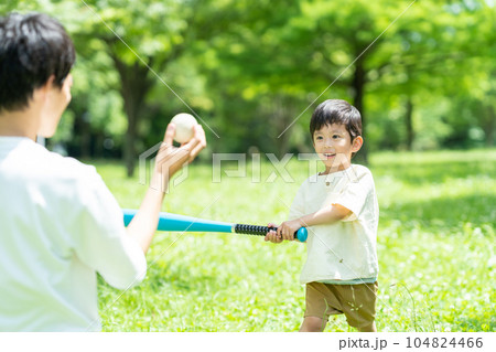 公園でボール遊びをする親子 104824466