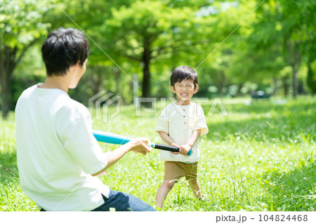 公園でボール遊びをする親子 公園でボール遊びをする親子 104824468