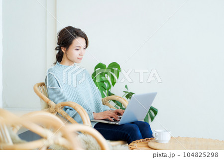 パソコンを操作する女性の写真 104825298