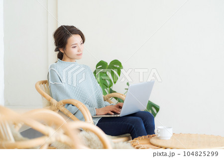 パソコンを操作する女性の写真 104825299