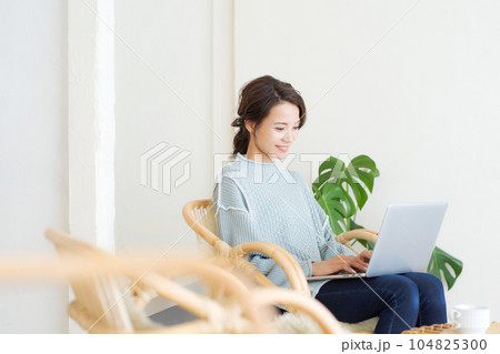 パソコンを操作する女性の写真 104825300