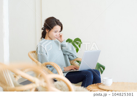 パソコンを操作する女性の写真 104825301