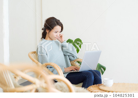 パソコンを操作する女性の写真 パソコンを操作する女性の写真 104825301
