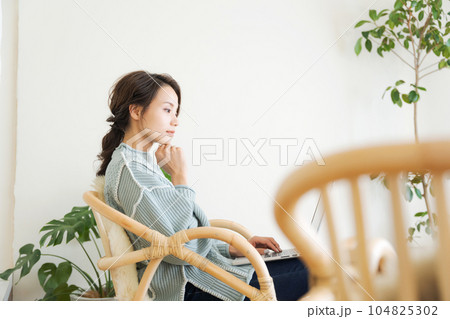 パソコンを操作する女性の写真 パソコンを操作する女性の写真 104825302