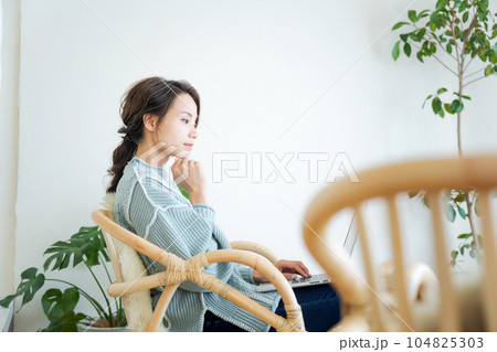 パソコンを操作する女性の写真 104825303