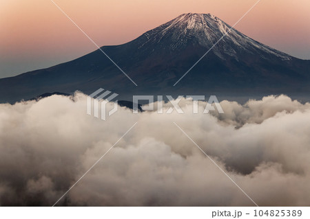 丹沢・檜洞丸から見る夜明けの富士山と雲海 104825389