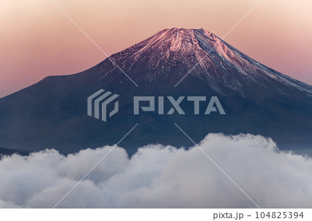 丹沢・檜洞丸から見る朝焼け富士山と雲海 丹沢・檜洞丸から見る朝焼け富士山と雲海 104825394