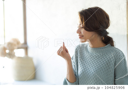 味見をする女性の写真 味見をする女性の写真 104825906