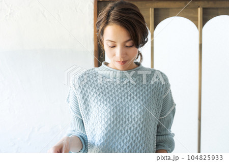 料理をする女性の写真 料理をする女性の写真 104825933