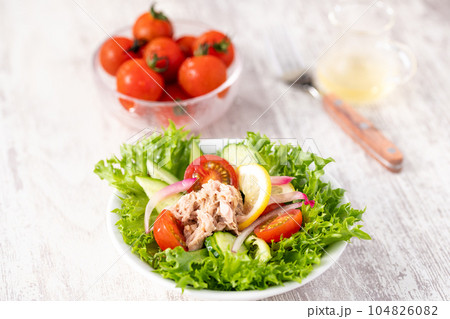 ツナサラダ シーチキンサラダ サラダ（板背景） 104826082