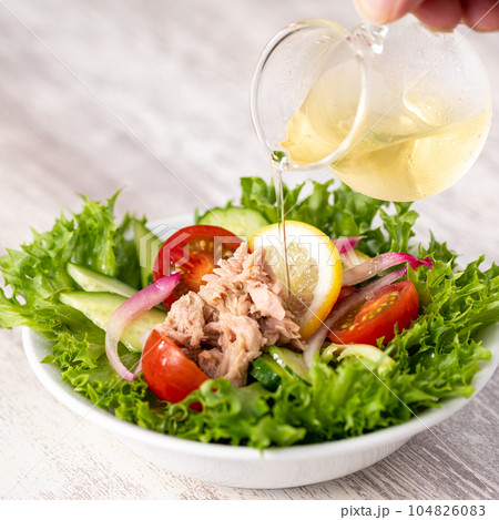ツナサラダ シーチキンサラダ サラダ（板背景） 104826083