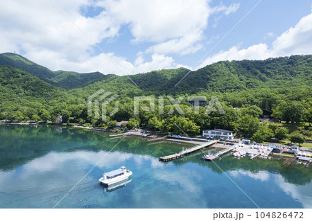 夏の支笏湖を空撮（湖畔園地 観光船 ボート乗り場） 104826472