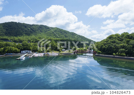 夏の支笏湖を空撮(湖畔園地 観光船 ボート乗り場) 夏の支笏湖を空撮(湖畔園地 観光船 ボート乗り場) 104826473