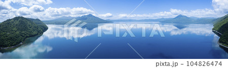 夏の支笏湖を空撮（パノラマ リフレクション） 104826474