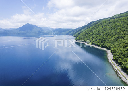 夏の支笏湖を空撮 104826479