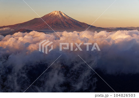 丹沢・檜洞丸から見る朝焼けの富士山と雲海 104826503