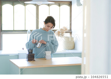 コーヒーを淹れる女性の写真 コーヒーを淹れる女性の写真 104826551