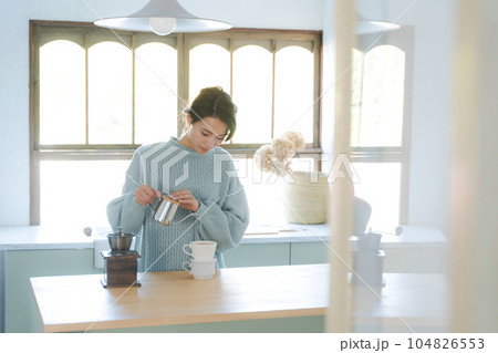 コーヒーを淹れる女性の写真 コーヒーを淹れる女性の写真 104826553