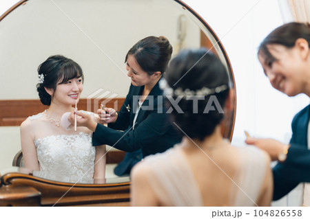 ブライズルーム・控え室で結婚式・披露宴の準備をする花嫁・新婦(メイク・リップ) ブライズルーム・控え室で結婚式・披露宴の準備をする花嫁・新婦(メイク・リップ) 104826558