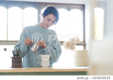 コーヒーを淹れる女性の写真 コーヒーを淹れる女性の写真 104826639