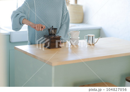 コーヒー豆を挽く女性の写真 104827056