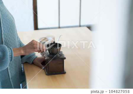 コーヒー豆を挽く女性の写真 コーヒー豆を挽く女性の写真 104827058