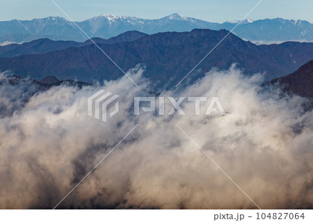 丹沢山地・檜洞丸から見る三ツ峠と白峰三山 104827064